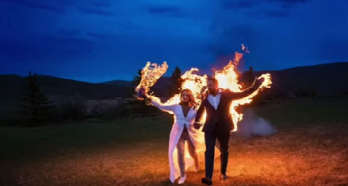 Pareja se vuelve viral tras prenderse fuego en plena boda (Video)