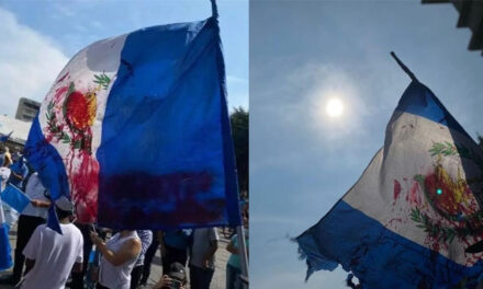 Teñida de rojo quedó la Bandera Nacional durante protesta frente al palacio