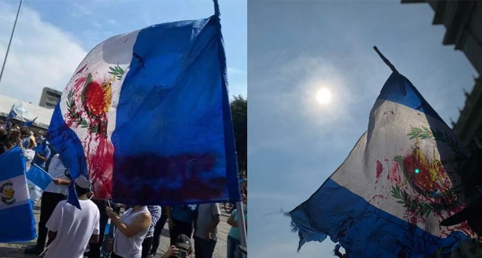 Teñida de rojo quedó la Bandera Nacional durante protesta frente al palacio