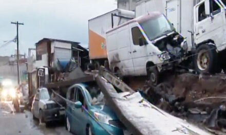 Pared colapsa y vehículos quedan soterrados (Video)