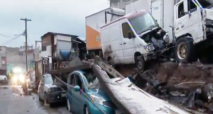 Pared colapsa y vehículos quedan soterrados (Video)