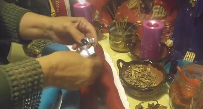 Mujer se declara bruja y enseña su cuarto donde hace los trabajos (Video)