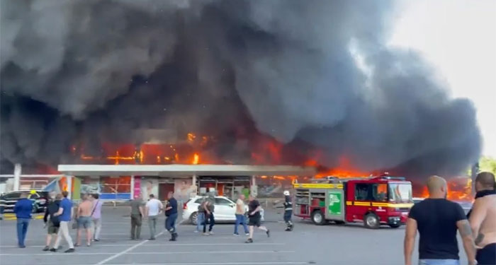Misil Ruso impacta contra centro comercial “Repleto de gente” (Video)