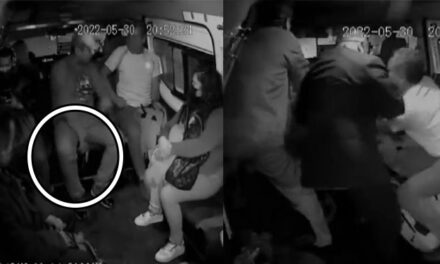 Ladrón recibe tremenda paliza cuando le quitaba sus pertenencias a pasajeros (Video)