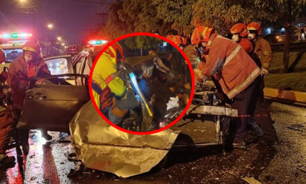 “Mortal accidente” Momento en que Bomberos sacan los cuerpos de los hierros (Video)