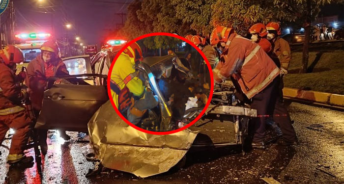 “Mortal accidente” Momento en que Bomberos sacan los cuerpos de los hierros (Video)