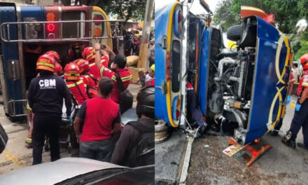 Personas quedan atrapadas tras volcar un bus extraurbano en la zona 9 capitalina (Video)