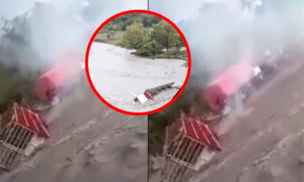 Camión es arrastrado por la corriente de un río (Video)