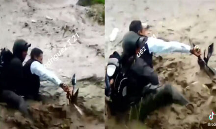 Dos hombres son arrastrados por la corriente de río junto a su motocicleta (Video)