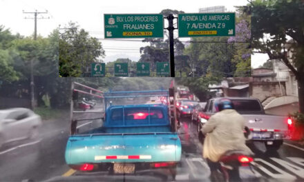 Gran hundimiento en la zona 10 capitalina provoca gran carga vehicular