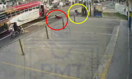 Momento en que Motorista atropella a pasajero de bus (Video)