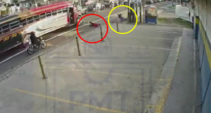 Momento en que Motorista atropella a pasajero de bus (Video)