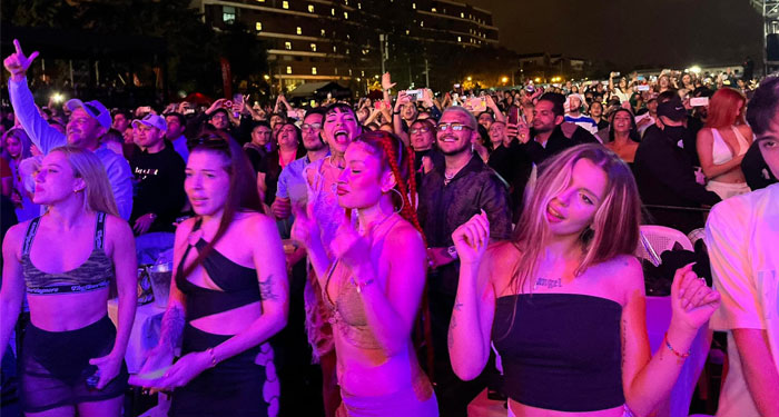 Nodal y Cazzu disfrutaron del concierto de Wisin y Yandel en Guatemala (Video)