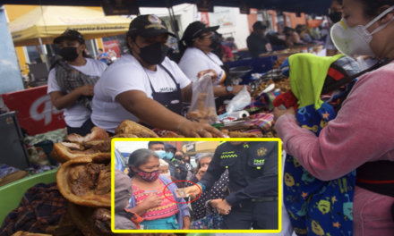 Momento en que Alcalde Neto Bran regaló dinero a vecinas para comprar chicharrones