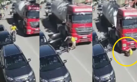 Hombre abre la puerta de su vehículo y provoca mortal accidente (Video)