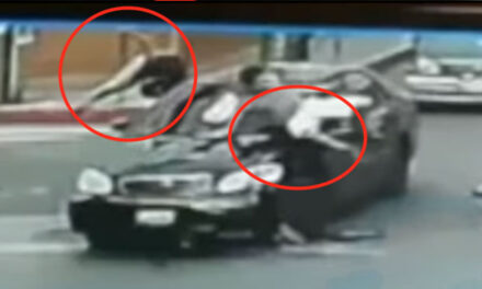 Motorista y su acompañante salen volando al impactar con un vehículo (Video)