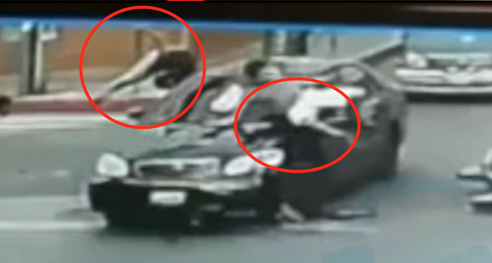 Motorista y su acompañante salen volando al impactar con un vehículo (Video)