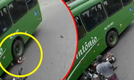Momento en que motorista queda debajo de las llantas de un autobús (Video)