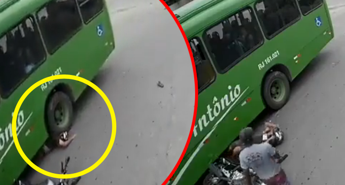 Momento en que motorista queda debajo de las llantas de un autobús (Video)