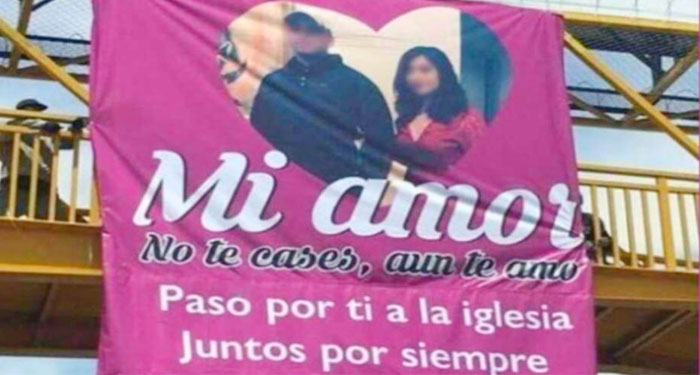“Mi amor No te cases, aún te amo”, el mensaje viral en la valla de un puente