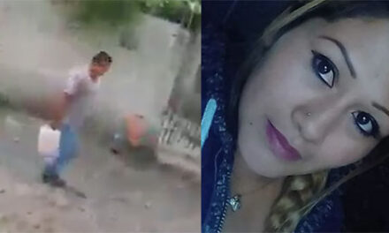 Momento en que mujer es quemada viva frente a su madre y sus hijos (Video)