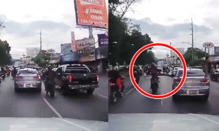 Momento en que motorista destruyó el retrovisor de un carro por no dejarlo pasar (Video)