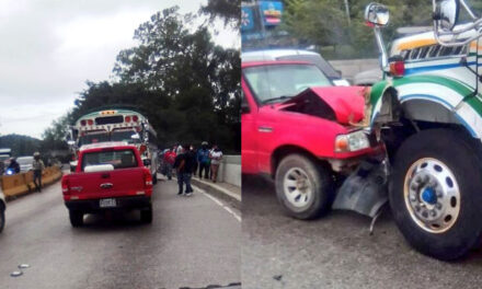 Momento que bus se pasa al carril contrario chocando contra dos vehículos y una moto (Video)