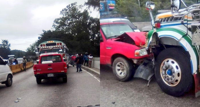 Momento que bus se pasa al carril contrario chocando contra dos vehículos y una moto (Video)