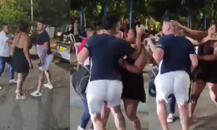 Momento en que dos mujeres se van a los golpes por el amor de un hombre (Video)