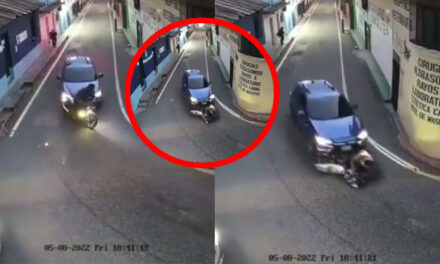 Momento en supuesto motoladron es arrollado por un vehículo (Video)
