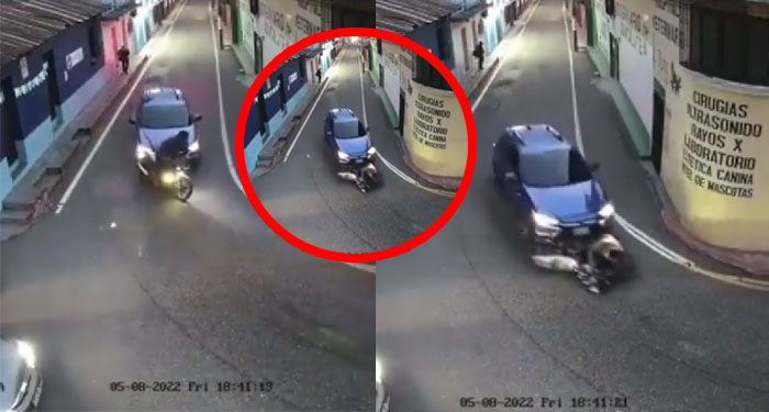 Momento en supuesto motoladron es arrollado por un vehículo (Video)