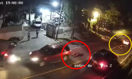 Momento de mortal accidente de motocicleta quedó grabado en ciudad vieja (Video)