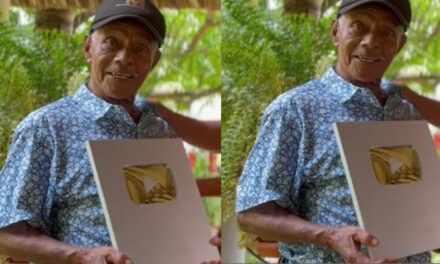 Mechito recibe su placa de YouTube por sus 100 Mil-K (Video)