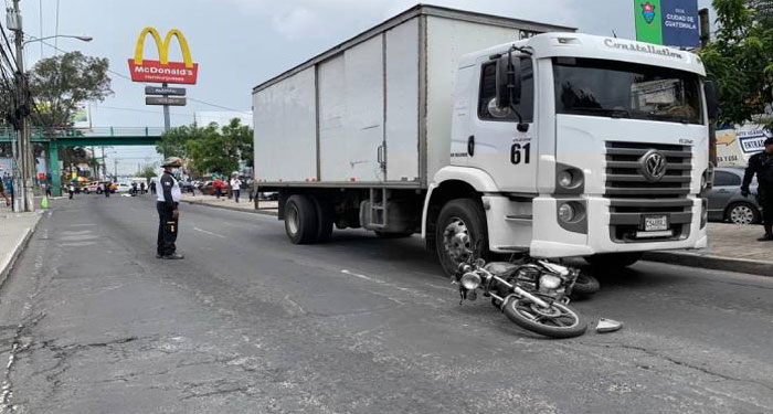 Momento en que camión le pasa las llantas encima a un motorista (Video)