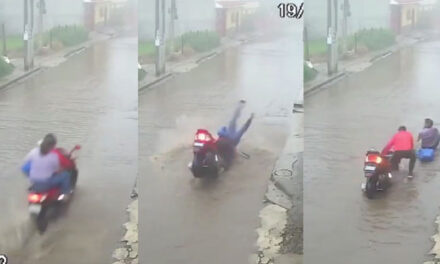 Mujer sale volando al caer la motocicleta en un agujero que ocultaba la lluvia (Video)