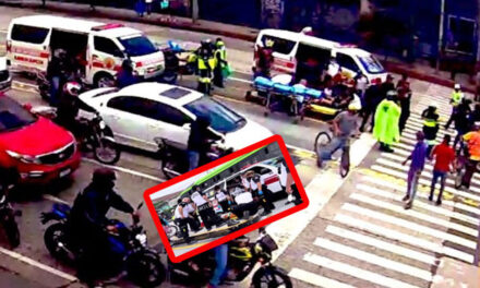 Momento en que conductor de camioneta arrolló a dos agentes de la PNC (Video)