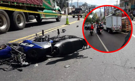 Momento en motorista ocasiona accidente por ir hablando en el celular (Video)