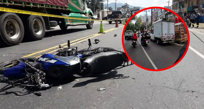 Momento en motorista ocasiona accidente por ir hablando en el celular (Video)