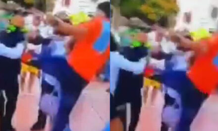 VIDEO: Mujeres se pelean por el amor de un hombre y policía por detener la riña recibe “Patada Voladora”