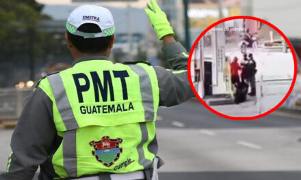 Agentes de la PMT son captados comprando gasolina con una tarjeta extraviada (Video)