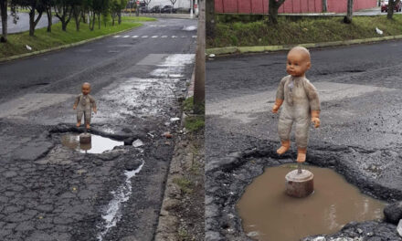La terrorífica muñeca que alerta sobre un gran bache en el bulevar Tulam Tzu Mixco