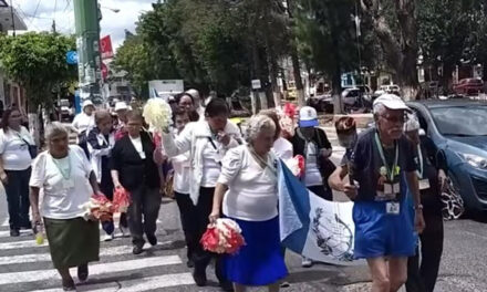 Se viraliza video de adultos mayores llevando su propia antorcha en el mes patrio (Video)