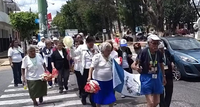 Se viraliza video de adultos mayores llevando su propia antorcha en el mes patrio (Video)