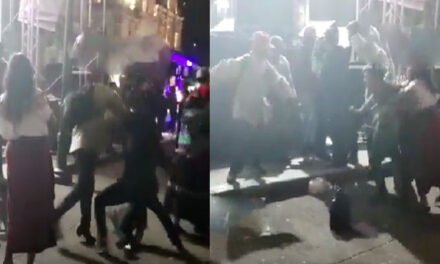Momento en que dos hombre se van a los golpes supuestamente por el amor de una mujer (Video)