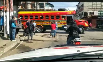 Conductores y ayudantes de bus extraurbano se enfrentan a machetazos por el pasaje (Video)