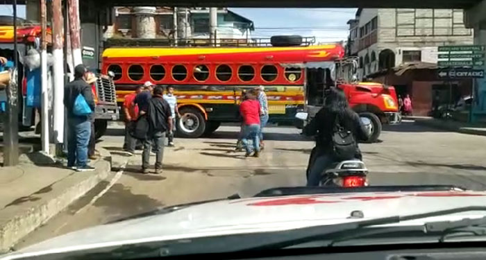 Conductores y ayudantes de bus extraurbano se enfrentan a machetazos por el pasaje (Video)