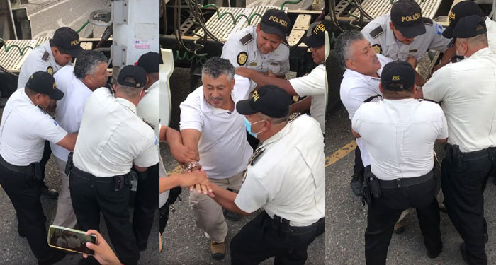 Momento en que policías golpean a un hombre de tercera edad cuando ya estaba esposado (Video)