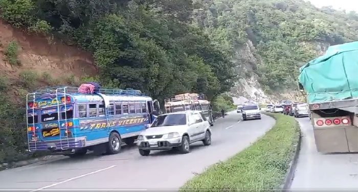 Graban a buses extraurbanos conduciendo contra la vía en la Ruta Interamericana (Video)