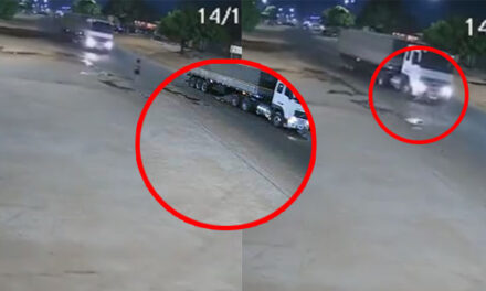 Momento en que mujer se lanza a las llantas de un tráiler y termina aplastada (Video)
