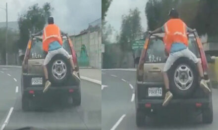 Hombres arriesga su vida colgándose carro en movimiento (Video)